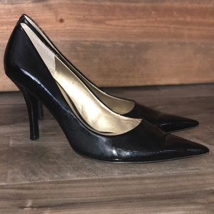 Shiny black pointed toe heel. Size 10 Nine West.